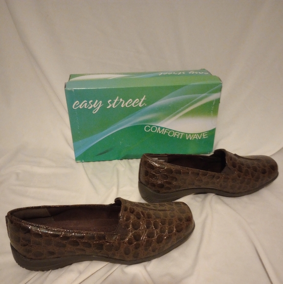 Easy Street Comfort Wave NWT Women's Size 8.5 WW Brown Crocodile Print Loafers - Picture 3 of 7